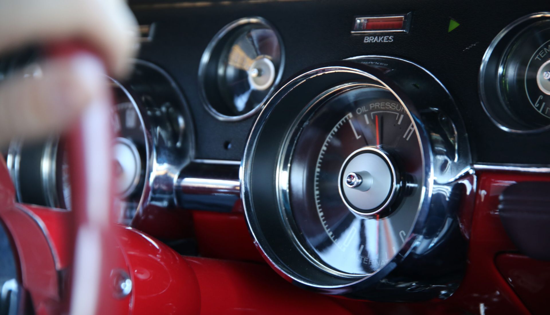Close-up auf Armaturenbrett im roten 1967 Ford Mustang Fastback 390